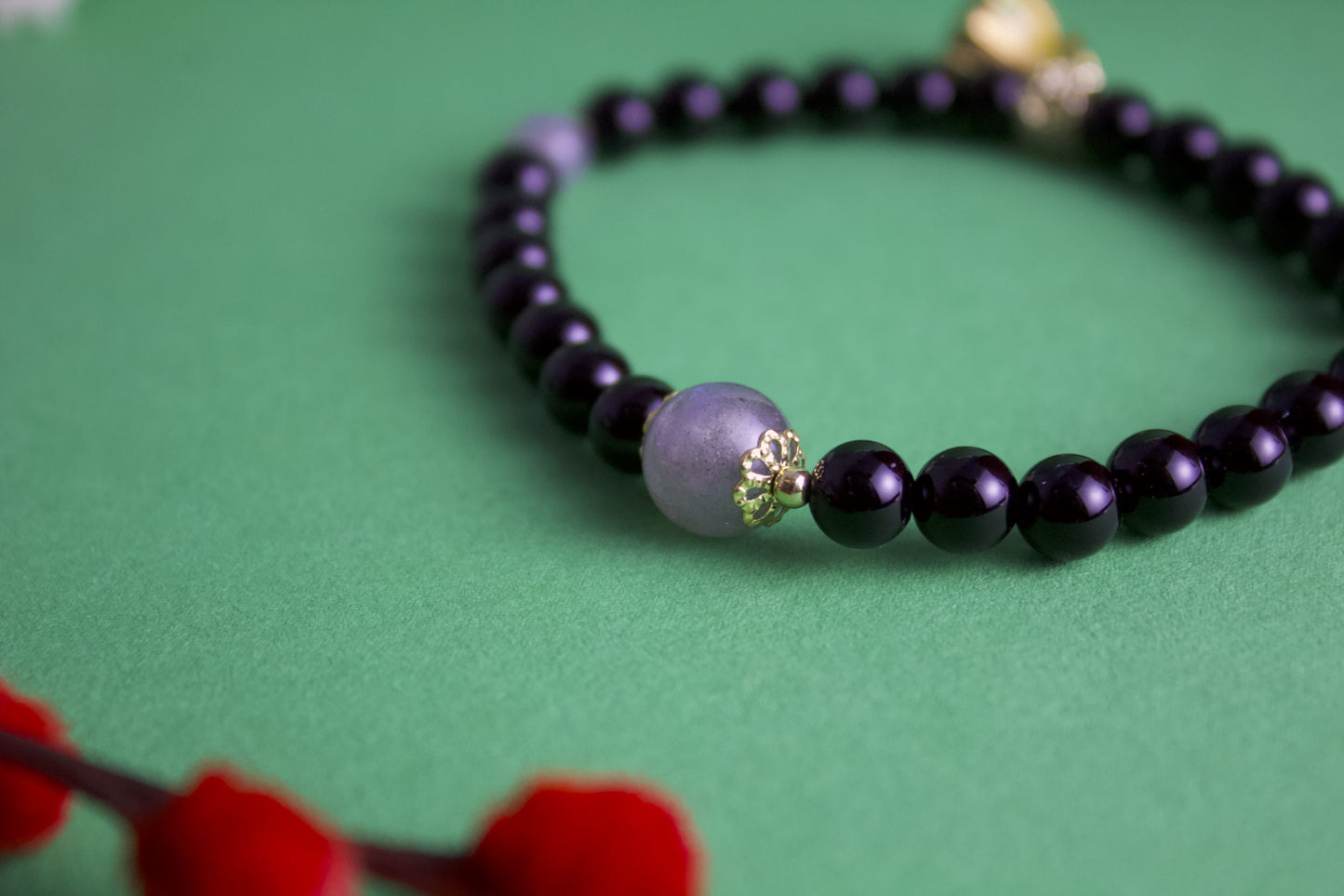 ”Mo Hui“ - Black Onyx, Grey Monnstone & Red agate Beaded Bracelet