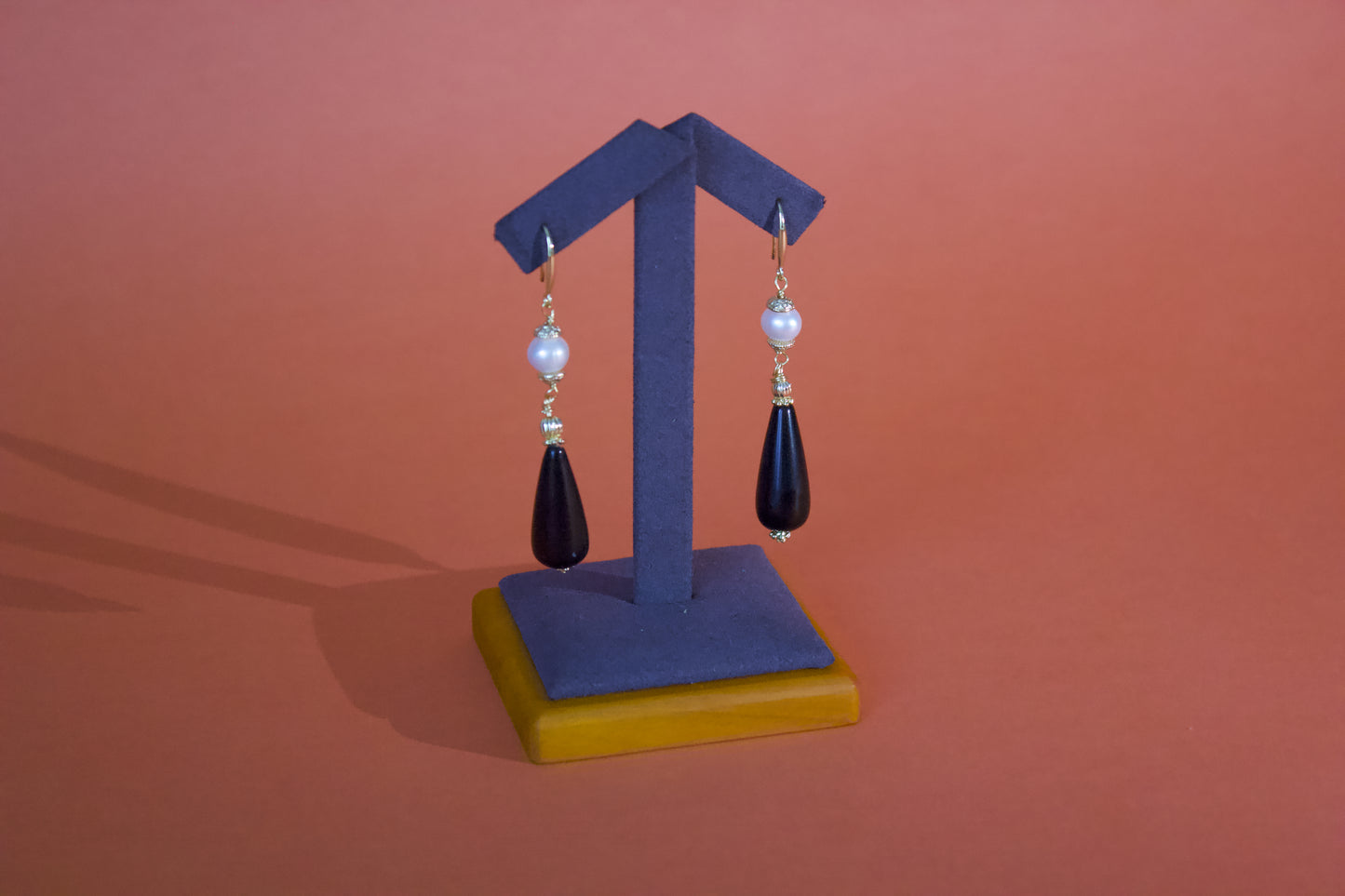 Midnight Glow – Black Onyx & Pearl Earrings