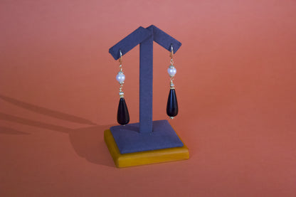 Midnight Glow – Black Onyx & Pearl Earrings